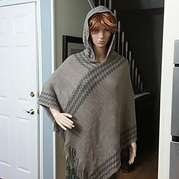 Poncho - Picture 2 of 8